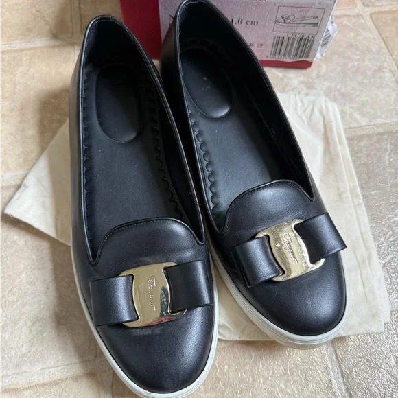 Salvatore Ferragamo Novello Nero Calf Black Leather Flats Sneaker Gold Bow 8.5 - Picture 2 of 10